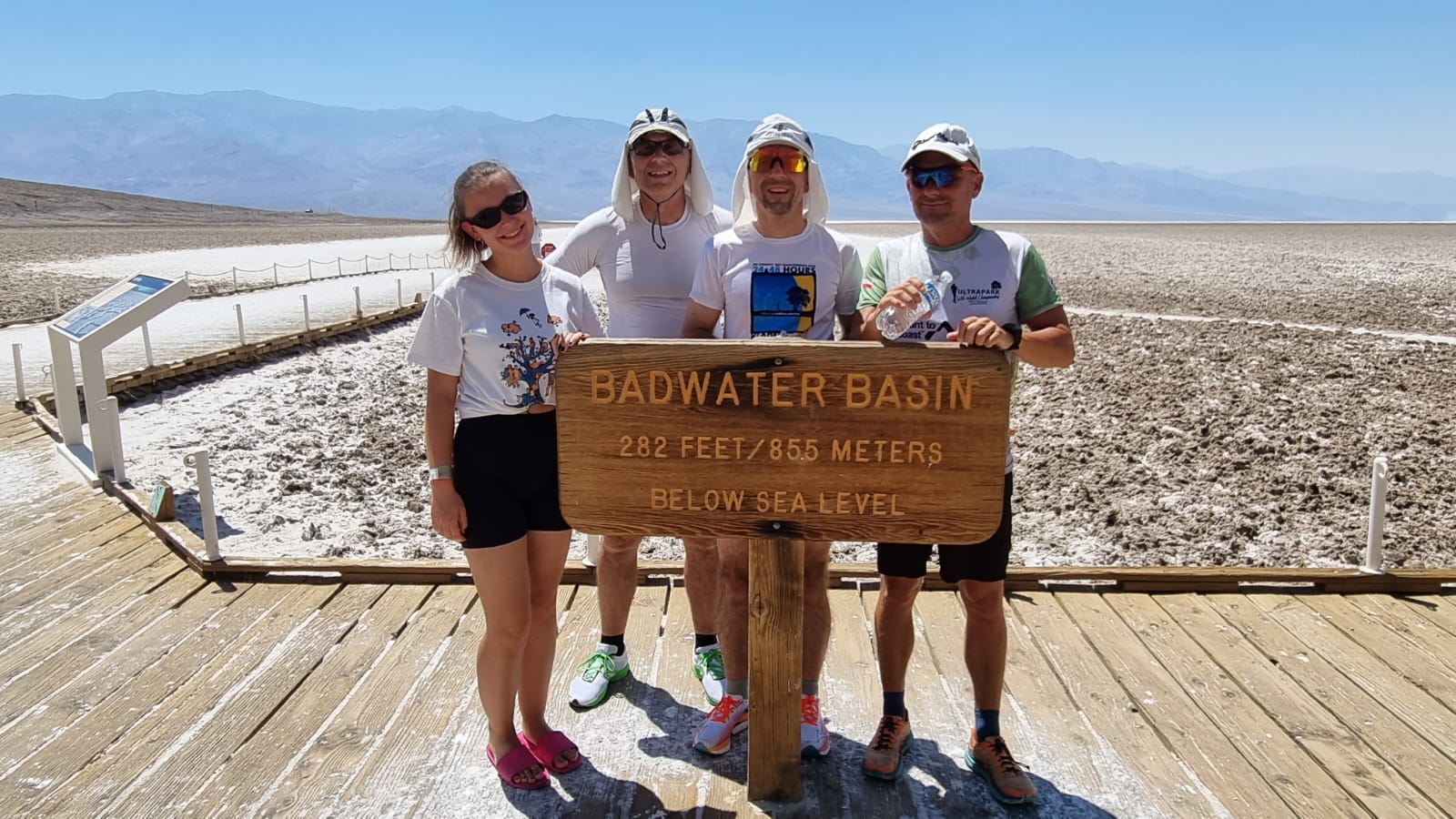 Tím pri tabuli Badwater Basin