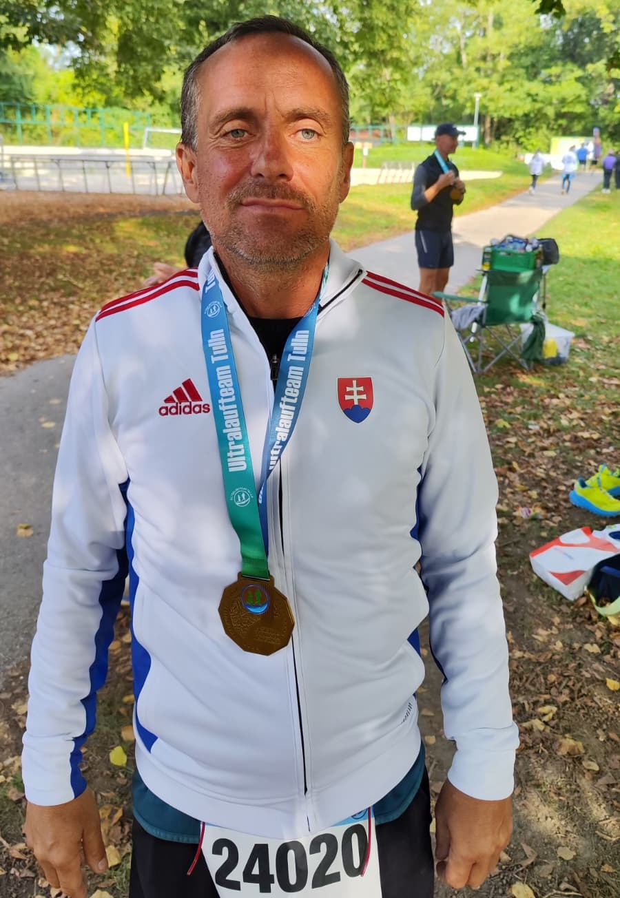 Miloš s medailou po pretekoch