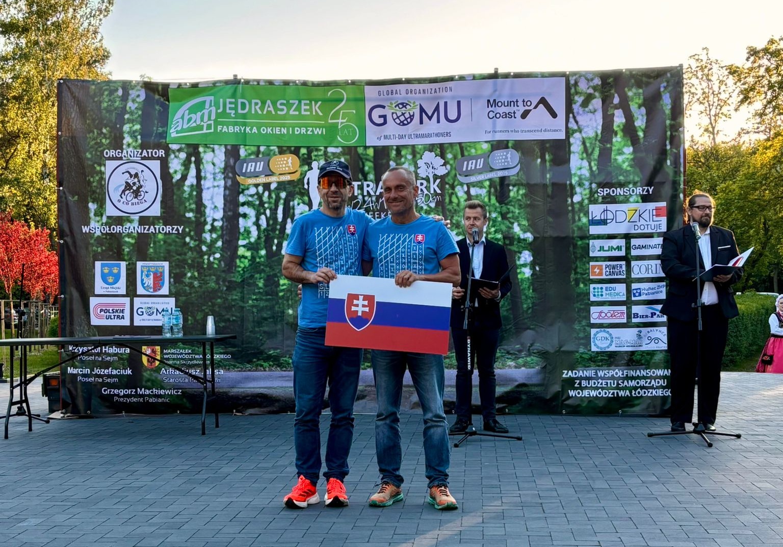 Pódium so slovenskou vlajkou