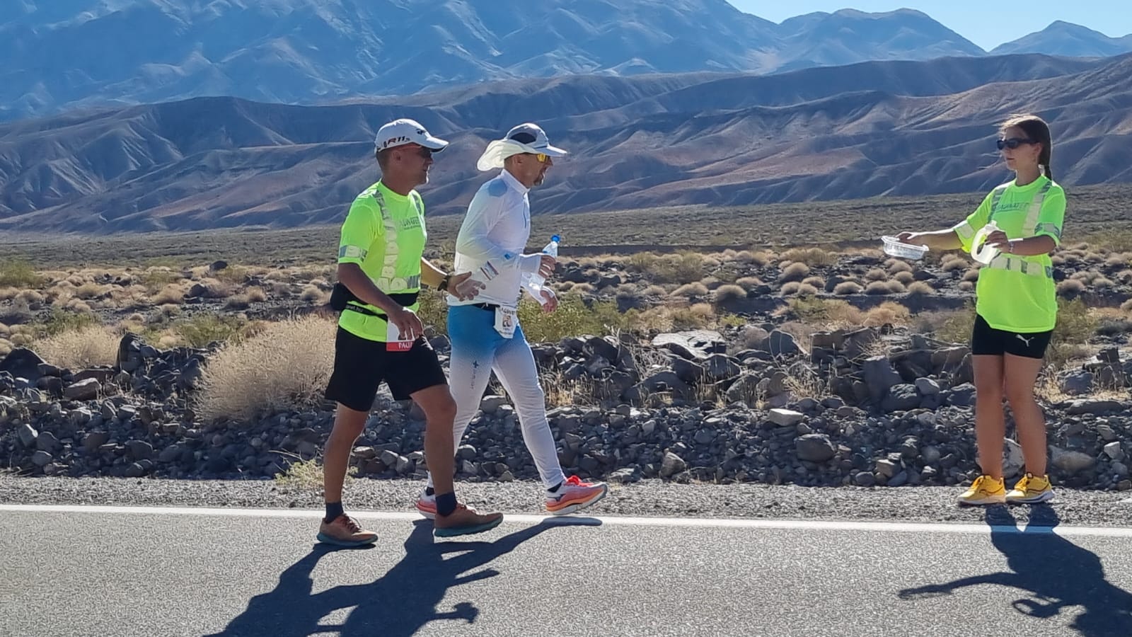 Podpora tímu počas behu v púšti